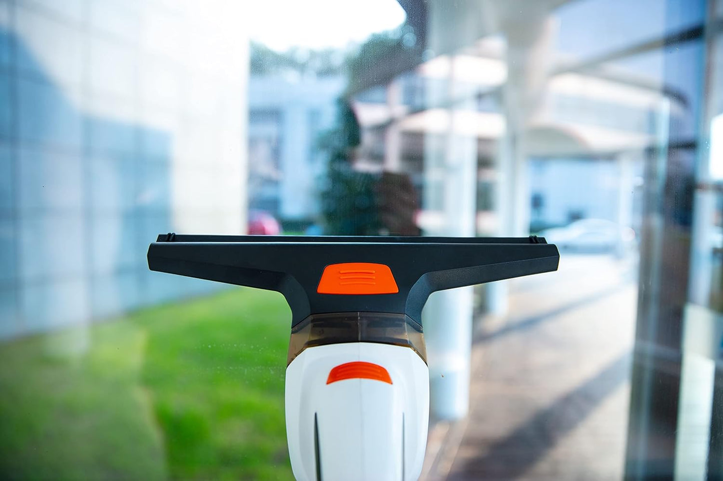 Yard Force LW V28 Cordless Window Vacuum Cleaner with 4 V / 4.0 Ah Battery, 80 ml Dirty Water Tank, 260 mm Working Width, Includes Detergent Bottle with Mop