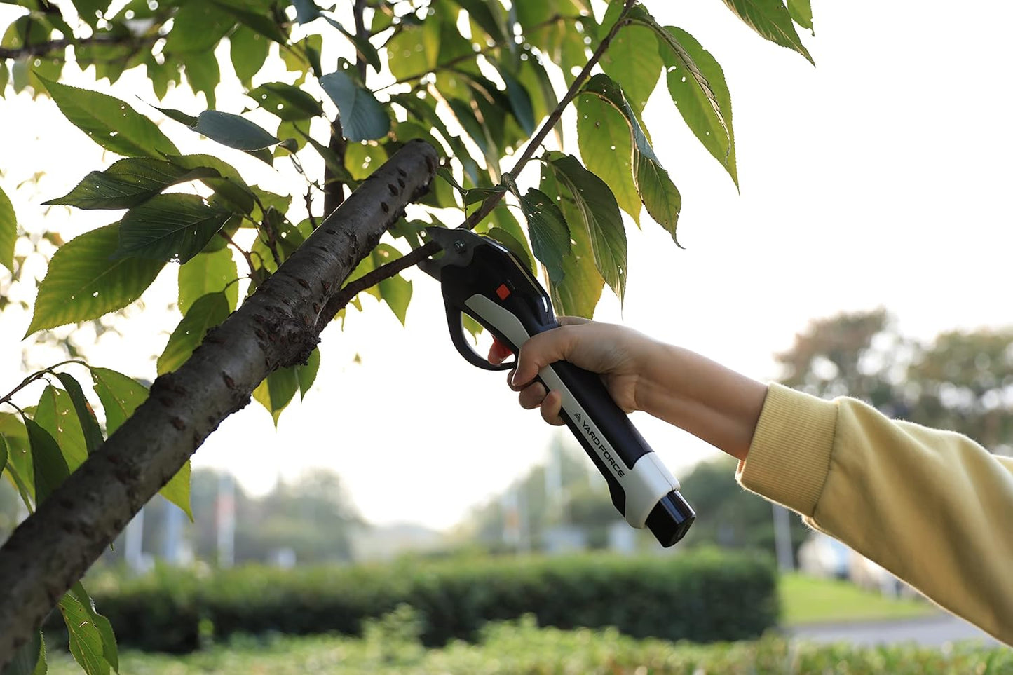 Yard Force 4V VITA Balcony Series, Cordless Bypass Scissors LS V14 with VITA 4V / 4.0 Ah, Max. 14 mm Cutting Diameter, One Full Charge is Enough for up to 500 Cuts